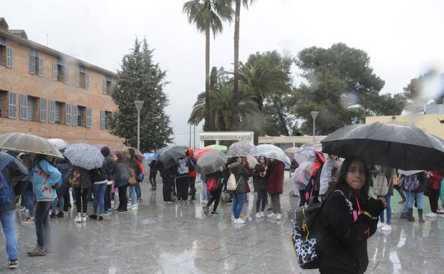 Estudiantes del Festival Grecolatino ayer en Mérida. La lluvia hizo que no hubiera representación teatral por la mañana. :: BRÍGIDO/
