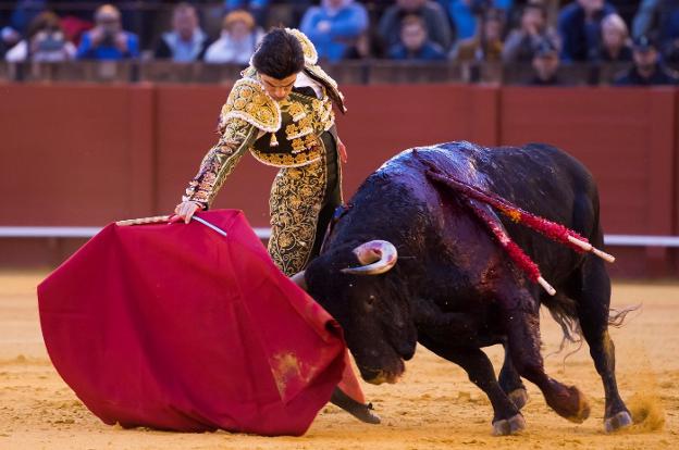 El diestro Pablo Aguado da un pase a su segundo toro. :: efe/