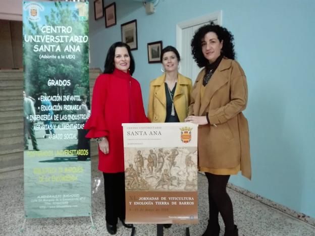 La directora y profesoras del centro Santa Ana. :: g. c./
