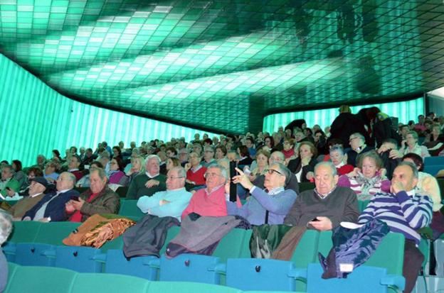 Asistentes a la asamblea de ayer de Villanueva. :: f. h./
