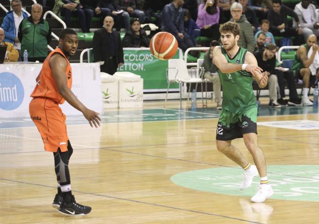 Guillermo Corrales, ante el Lleida. :: a. méndez/