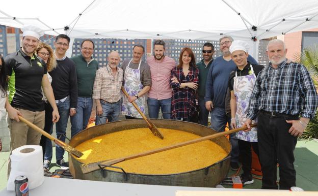 Representantes vecinales y municipales ante la paella. :: armando/