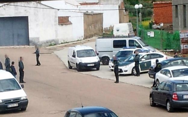 Los agentes tomaron la localidad el viernes. :: hoy/