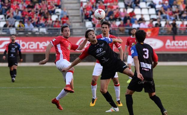 Fran Miranda, con el Extremadura en una acción del choque de este domingo en Murcia. / La verdad/
