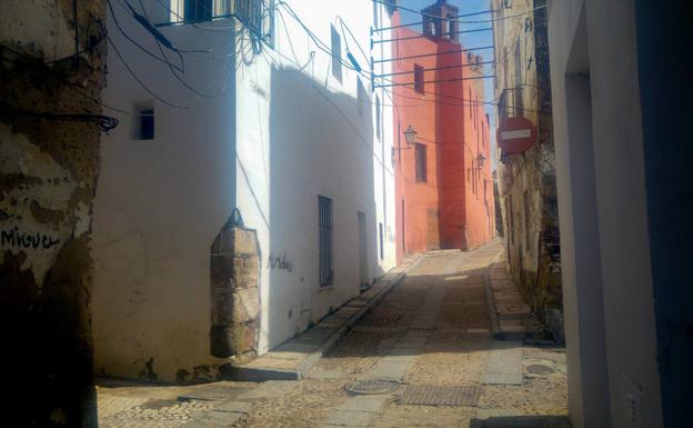 La vivienda recién ocupada, la blanca que hace esquina entre las calles Brocense y San Lorenzo. :: /HOY