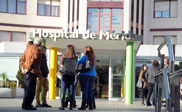 Acceso al hospital de Mérida. :: /HOY