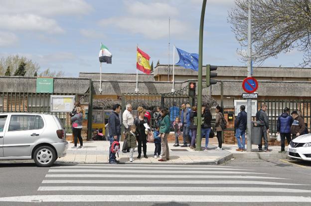 Entrada principal del colegio Extremadura, ayer a la hora de salida de las clases. :: armando méndez /