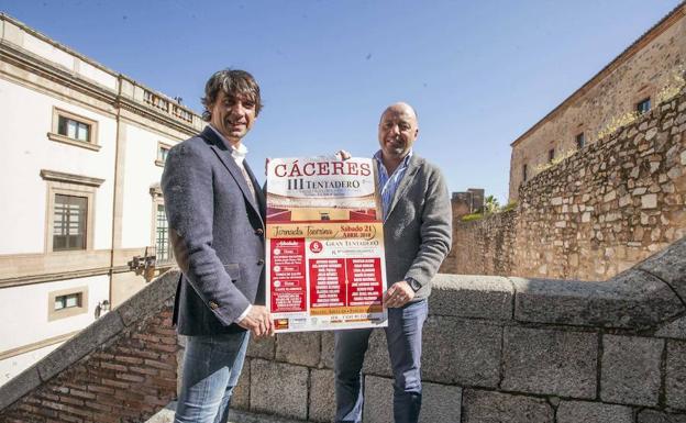 El concejal de Festejos, Pedro Muriel, y el maestro taurino Manolo Bejarano, durante la presentación del Tentadero de la Escuela Taurina de Cáceres
