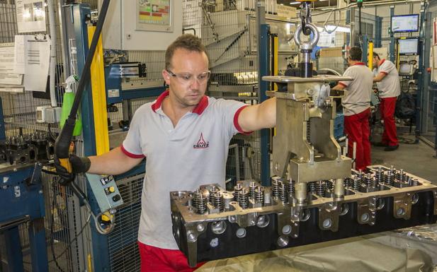 Trabajadores de una fábrica ubicada en la región extremeña./HOY