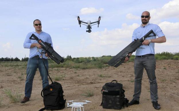 Jorge López y Santiago Trías, de Armers VDC, con rifles antidrones./J. M. Romero