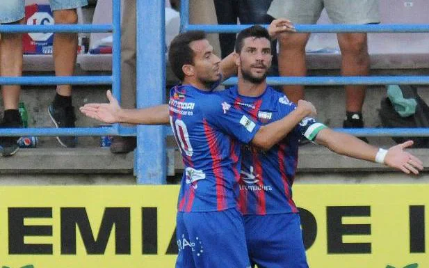 Willy celebra un gol con Jesús Rubio esta temporada. :: J. M. Romero/