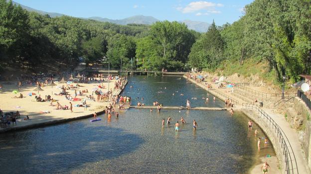 Panorámica general del complejo turistico del Lago, una de las zonas de baño más conocidas de la comarca. :: P. D. Cruz/