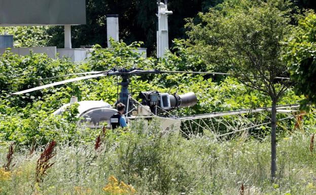 El helicóptero en el que se fugó, abandonado./Geoffroy Van Der Hasselt (Afp)