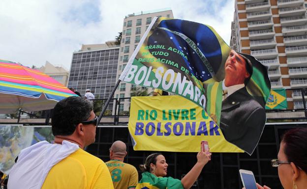 Seguidores de Jair Bolsonaro tras una manifestación en Río de Janeiro./Reuters