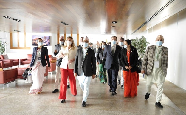 La delegación con la presidenta de la Asamblea, Blanca Martín, a su llegada a la Cámara Regional.