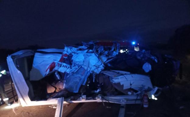 Así ha quedado el furgón Renault tras el accidente en la EX-346 que une La Haba con Quintana de la Serena./HOY