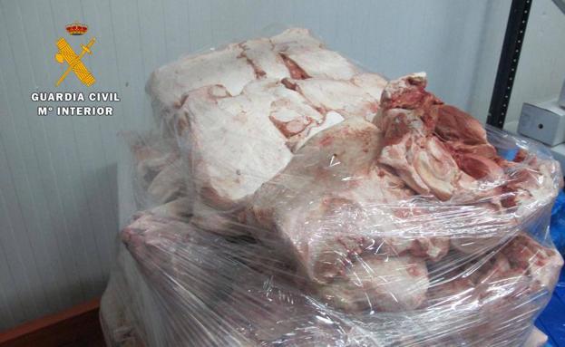 Carne congelada intervenida por agentes.