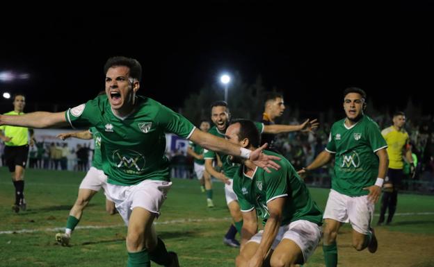 Celebración del segundo gol de Santa Amalia.