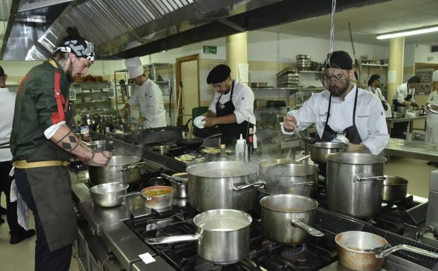 Momentos de estrés y concentración esta mañana en el IES San Fernando de Badajoz.