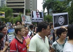 Cientos de personas participan en una marcha en Hong Kong para exigir protección para Snowden. / Isabel Fueyo (Efe)/