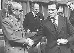 Manuel Gutiérrez Mellado saluda a Suárez. / R. C./