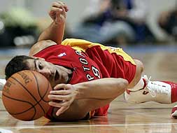El base extremeño de los Raptors controla el balón desde el suelo, pero no pudo evitar la derrota de su equipo.|EFE/