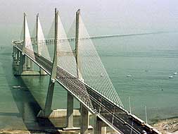La ubicación del aeropuerto internacional de Lisboa en la orilla sur del río Tajo supone la construcción de un tercer puente, que unirá Barreiro con Chelas. En la imagen, el viaducto Vasco de Gama. / HOY/