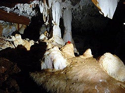 Coladas y otras formaciones geológicas en la cueva de Castañar.|HOY/