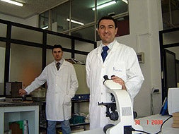 Los hermanos Alvarez Rangel en el laboratorio de Almendralejo.|HOY/