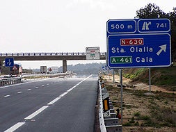Desvío de la A-66 a la población onubense de Santa Olalla de Cala, donde nacería la nueva autovía andaluza hasta Huelva.|RAFAEL MOLINA/