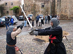 Dos caballeros luchan en una evocación del día de San Jorge del año 1229 en que fue reconquistada la ciudad.|MARISA NÚÑEZ/