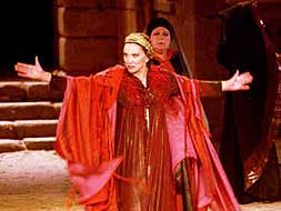 Nuria Espert, en la representación de 'Medea', en el Festival de Teatro Clásico de Mérida de 2001. / HOY/