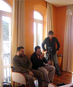 Tres miembros de 'Morrimer' grabando un testimonio sobre Barrancos./ E . Rubio/