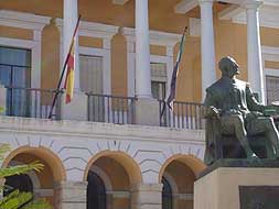 Una bandera falta en la fachada del Palacio Municipal, la de la ciudad de Badajoz. / J. CORRALES/