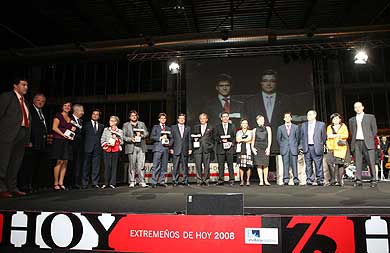 A la conclución de la entrega, los galardonados posaron junto al presidente de la Junta, Guillermo Fernández Vara, el alcalde de Badajoz, Miguel Celdrán, y directivos y redactores de HOY / L.C./