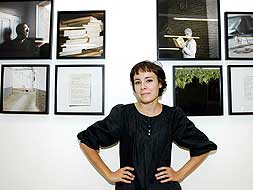 Laura covarsí posa junto a algunas de sus obras./ARNELAS/