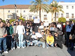 Los informáticos manifestándose en Mérida. |BRÍGIDO/
