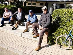 De izquierda a derecha: Miguel S. Márquez, Jacobo González, y Andrés Macho pasan el rato en la plaza de Alvarado. |J.V. ARNELAS/