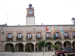 Ayuntamiento del pueblo toledano de Valverdeja, hecho en granito con los soportales apoyados en columnas toscanas. / ESPERANZA RUBIO/