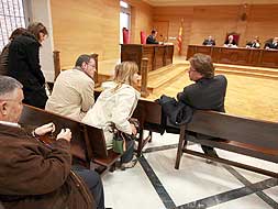 Víctor del Moral momentos antes de comenzar el juicio./ LORENZO CORDERO/