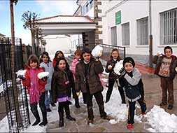 Niños y niñas de Piornal juegan con la nieve en la puerta del colegio. / PALMA/