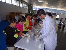 Jóvenes haciendo queso con la participación de las tres denominaciones de origen.|JSP/