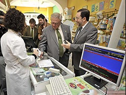 Celdrán ha sido el primer vecino badajocense en utilizar la receta electrónica para que le dispensen un medicamento en una farmacia cercana al Ayuntamiento.|JOSÉ VICENTE ARNELAS/