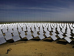 Imagen de las placas solares de la planta de Solaben en Sanlúcar la Mayor. Lo promueve Abengoa, la misma empresa que quiere invertir en Logrosán.|HOY/
