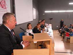 José Mª Álvarez, director del Museo Romano, se dirige a los asistentes a los coloquios. / BRÍGIDO/