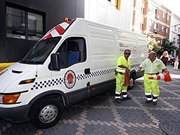 Trabajadores de señalización vial de Tráfico, a quien una empresa cacereña suministra material y pintura todos los meses. / J. M. ROMERO/