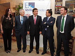 La alcaldesa Elia Blanco, con Pelayo Moreno, presidente del consejo de administración, Guillermo Fernández Vara, presidente de la Junta, Antonio Pitera y Ángel Ortiz./