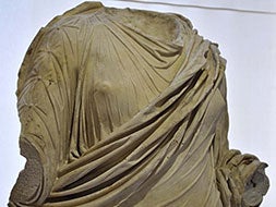 Pliegues y adornos del manto adornan esta estatua. /J. V. ARNELAS/