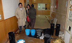 El agua se acumula en el falso techo, por lo que cada cierto tiempo se desmontan las planchas y se procede a la evacuación./ BRÍGIDO/