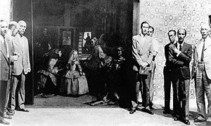 Agosto de 1937: Sir Frederic Kenyon, ex direstor del British Museum, James G. Mann, conservador del la Wallace Collection y Timoteo Pérez Rubio, en el colegio del Patriarca de Valencia, junto a Las Meninas de Velázquez./